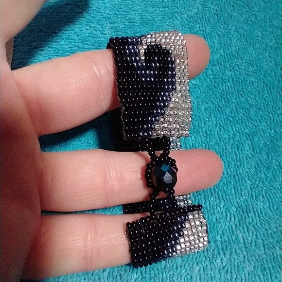 Black and Gray Silver Wave Patterned Beaded Bracelet Small Wrist - Picture 3 of 5